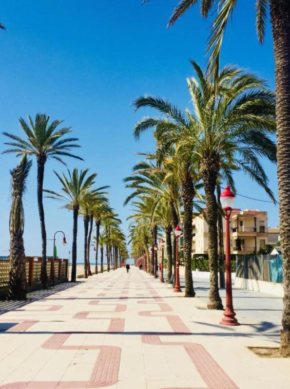 The Apartment Is Next To The Fine Sandy Beaches Vilanova i la Geltrú Exterior foto